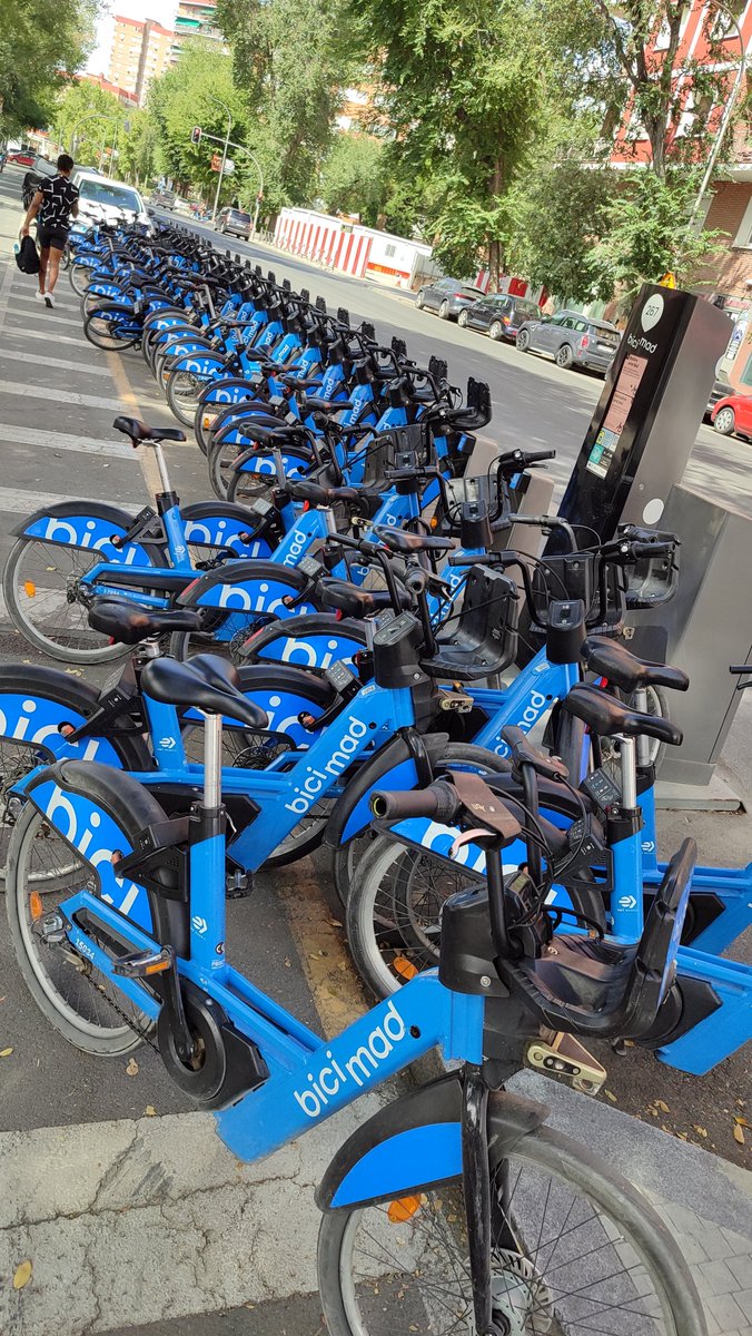 TuitingMachine's tweet image. La zona centro apenas tiene bicis, todas en los barrios de alrededor con las estaciones saturadas de bicis sin redistribuir, pero  gracias por las cuatro mochilas que dejasteis por ahí @bicimad @MADRID