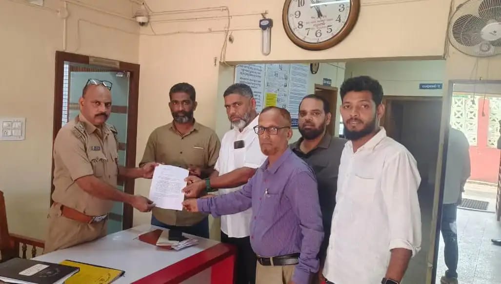 ಸಾಮಾಜಿಕ ಜಾಲತಾಣದಲ್ಲಿ ಪ್ರವಾದಿ (ಸ.ಅ) ಅವಹೇಳನ ಪ್ಪೋಸ್ಟ್ ಪ್ರಕರಣ; ಸನಾತನಿ ಸಿಂಹ, ಚೇತನ್ ಹೊದ್ದೆಟ್ಟಿ ವಿರುದ್ಧ ಅಕ್ಬರ್ ಬೆಳ್ತಂಗಡಿಯಿಂದ ದೂರು ದಾಖಲು.
#SDPI #Belthangady