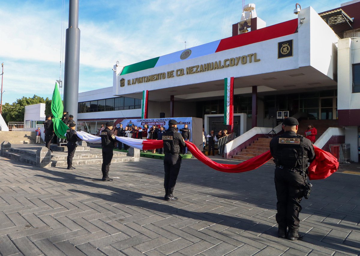 Realizamos el izamiento de nuestra bandera nacional 🇲🇽 a media asta en memoria de las víctimas de los sismos de 1985 y 2017. 🕊️

Recordamos y honramos 🙏🏽 a quienes lamentablemente hoy ya no están con nosotros. 

#PorAmorANeza❤️