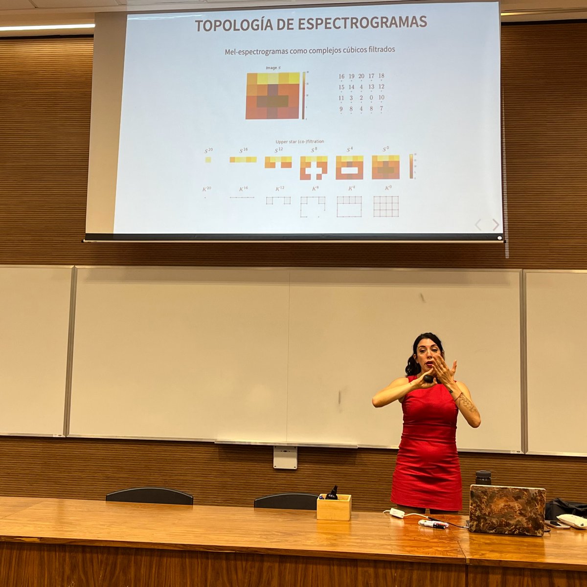 ch4rleston's tweet image. ✨ Ayer volví a @Exactas_UBA para participar en una charla del ciclo “Dátame!”, a cargo de Ximena Fernández @pi_ene.
Ximena presentó resultados de una colaboración reciente con @Spotify, donde aplicaron técnicas de análisis topológico de datos a señales de audio para identificar…