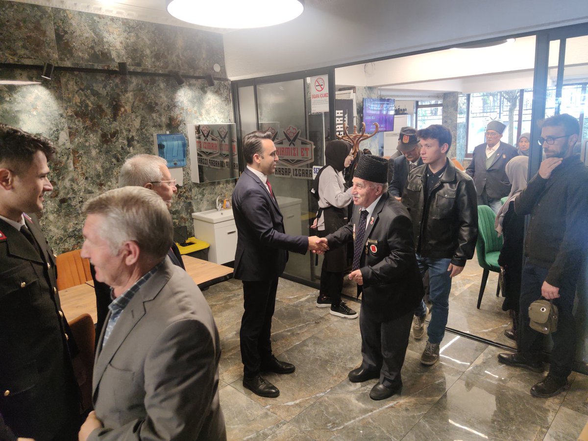 🇹🇷 🏅 19 Eylül Gaziler Günü Kutlamaları Kapsamında; Kaymakamımız Sn. Talha BATTAL ve Belediye Başkanı Sn. Ali ORAL tarafından Atatürk Anıtına çelenk sunuldu. Ardından Gazilerimizle birlikte yemek programına geçildi.