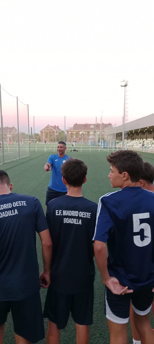 El profesor de la Escuela, David Hernández, visitó al alumno del curso UEFA 🅰️ de marzo, Alberto Gómez, durante un entrenamiento como parte de su proceso ABR.

🫂 Agradecemos al <a href="/efmo_boadilla/">EFMO Boadilla</a> su colaboración y facilidades mostradas para la formación de Alberto como entrenador.