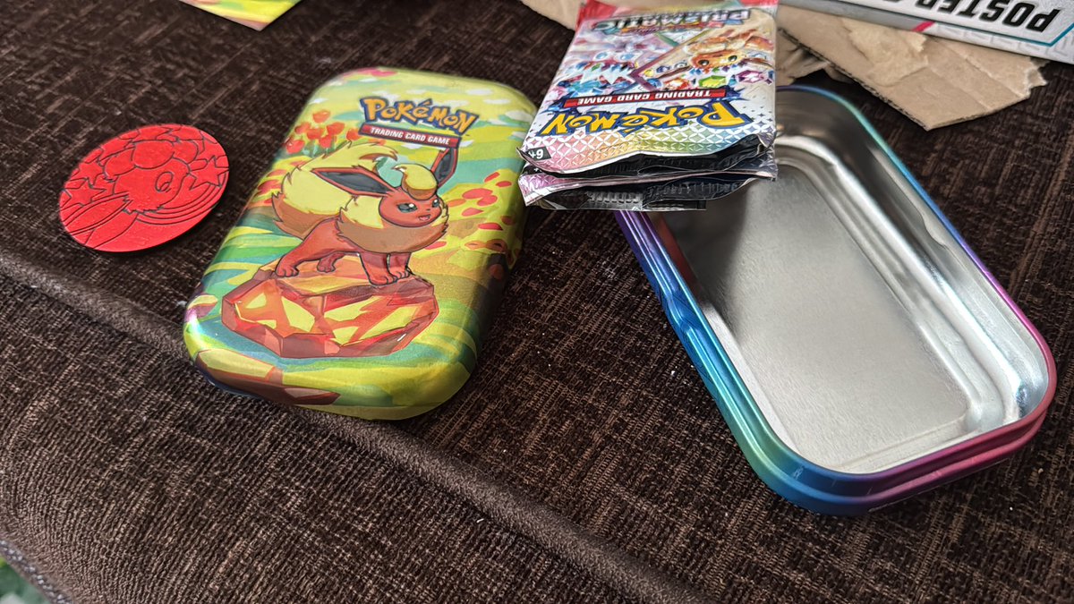 PokeKaif's tweet image. @Georgeatasda @asda @AsdaServiceTeam @pokemondealsuk @PokemonStockUK 

Ordered a prismatic tin from Argos and collected it today, no seal and so I knew it must be bad news, open the tin and see the packs have been opened from the top, they didn’t even bother to glue them. Crazy.