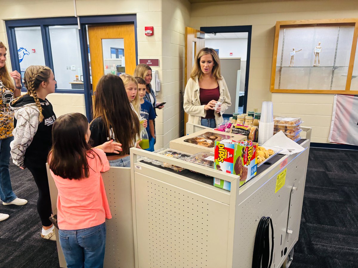 This morning, Mr. Guth’s advisory class brightened the day by delivering morning treats to staff. It was such a thoughtful gesture and a great way to start the day and spread kindness throughout the school! Way to make us #MustangProud!