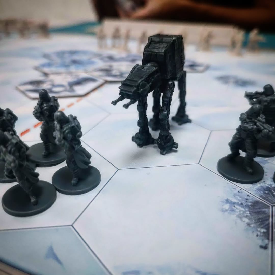 aclupusinfabula's tweet photo. ❄️ ¡Llegan los AT-AT a Lupus in fabula! ❄️
Nos ha gustado mucho "La batalla de Hoth" (partidas rápidas y tensas, y minis que molan), aunque todavía nos quedan más rondas pendientes para sacarle todo el jugo 🐺
Seguro que verá mesa más veces 🐺
#StarWars @Asmodee_es #Juegodemesa https://t.co/bUMDBLGmFT