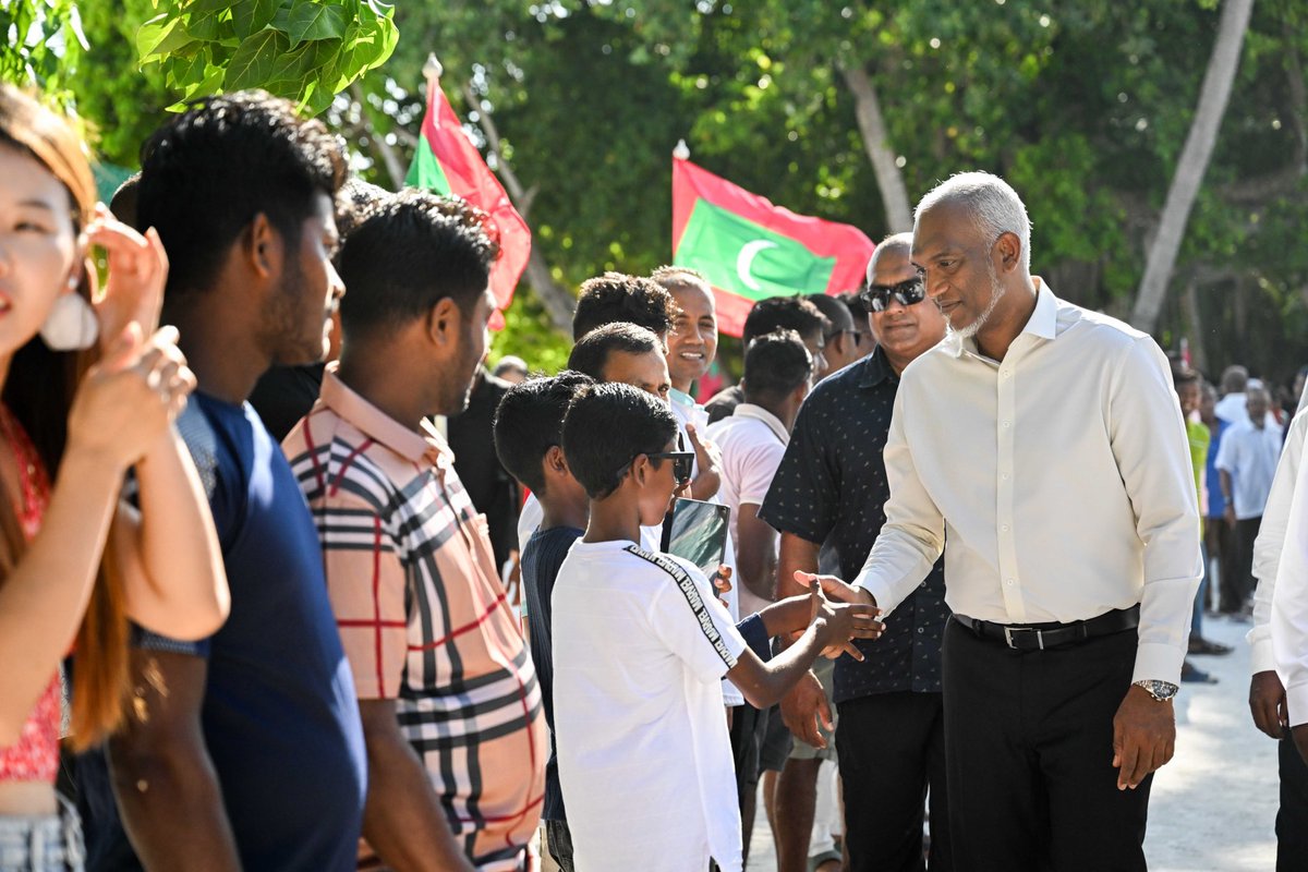BenRazan's tweet photo. ރައީސުލްޖުމްހޫރިއްޔާ ޑޮކްޓަރ މުޙައްމަދު މުޢިއްޒު ފެލިދެ އަތޮޅު ފުލިދޫއަށް ވަޑައިގަތުން

#RayyithunGaathah 
#VMFThVisit https://t.co/WkVFPzc3zr