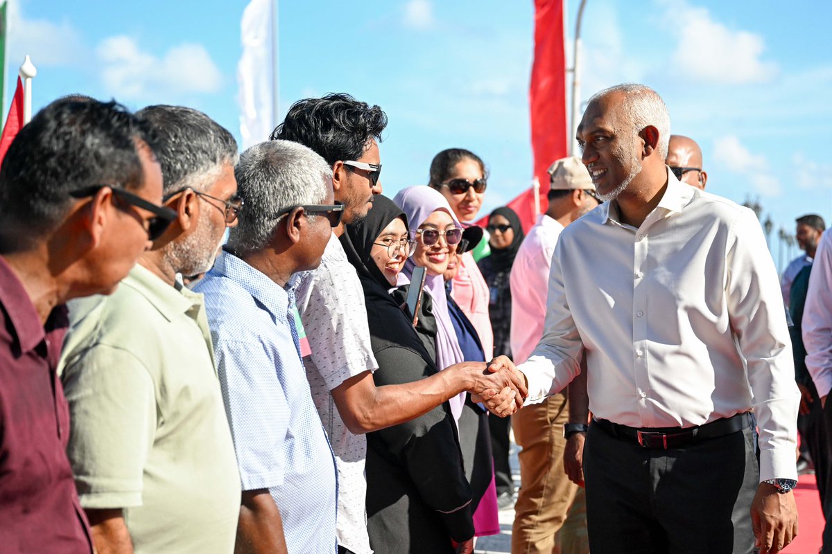 BenRazan's tweet photo. ރައީސުލްޖުމްހޫރިއްޔާ ޑޮކްޓަރ މުޙައްމަދު މުޢިއްޒު ފެލިދެ އަތޮޅު ފުލިދޫއަށް ވަޑައިގަތުން

#RayyithunGaathah 
#VMFThVisit https://t.co/WkVFPzc3zr