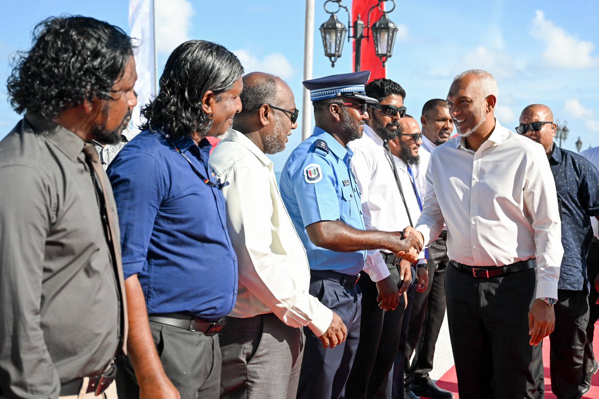 BenRazan's tweet photo. ރައީސުލްޖުމްހޫރިއްޔާ ޑޮކްޓަރ މުޙައްމަދު މުޢިއްޒު ފެލިދެ އަތޮޅު ފުލިދޫއަށް ވަޑައިގަތުން

#RayyithunGaathah 
#VMFThVisit https://t.co/WkVFPzc3zr