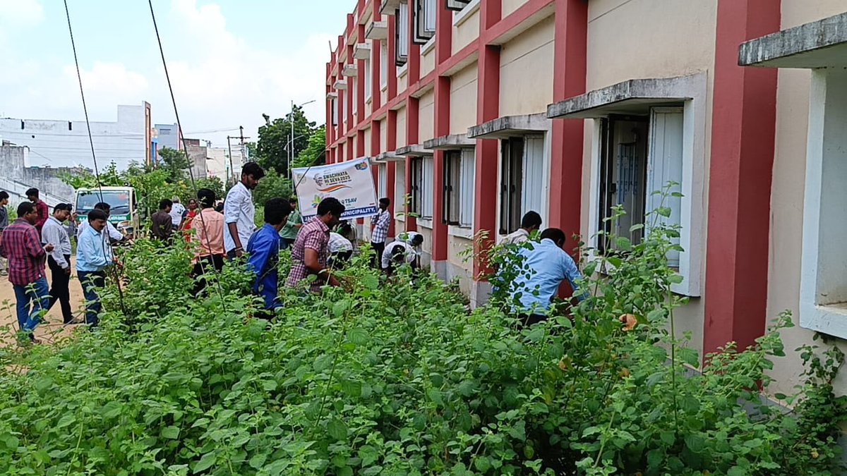 In the Government Degree College, a large number of college students&amp;staff participated to clear the overgrown grass and debris around the college #SwachhataHiSeva2025 #Swachhotsav
 <a href="/SwachhBharatGov/">Swachh Bharat Urban</a> @SwachhBharat <a href="/MoHUA_India/">Ministry of Housing and Urban Affairs</a> <a href="/MoJSDDWS/">Department of Drinking Water & Sanitation (#DDWS)</a> <a href="/tksreedevi/">TK Sreedevi</a> <a href="/cdmatelangana/">C&DMA</a> <a href="/RoopaMishra77/">Roopa Mishra</a>