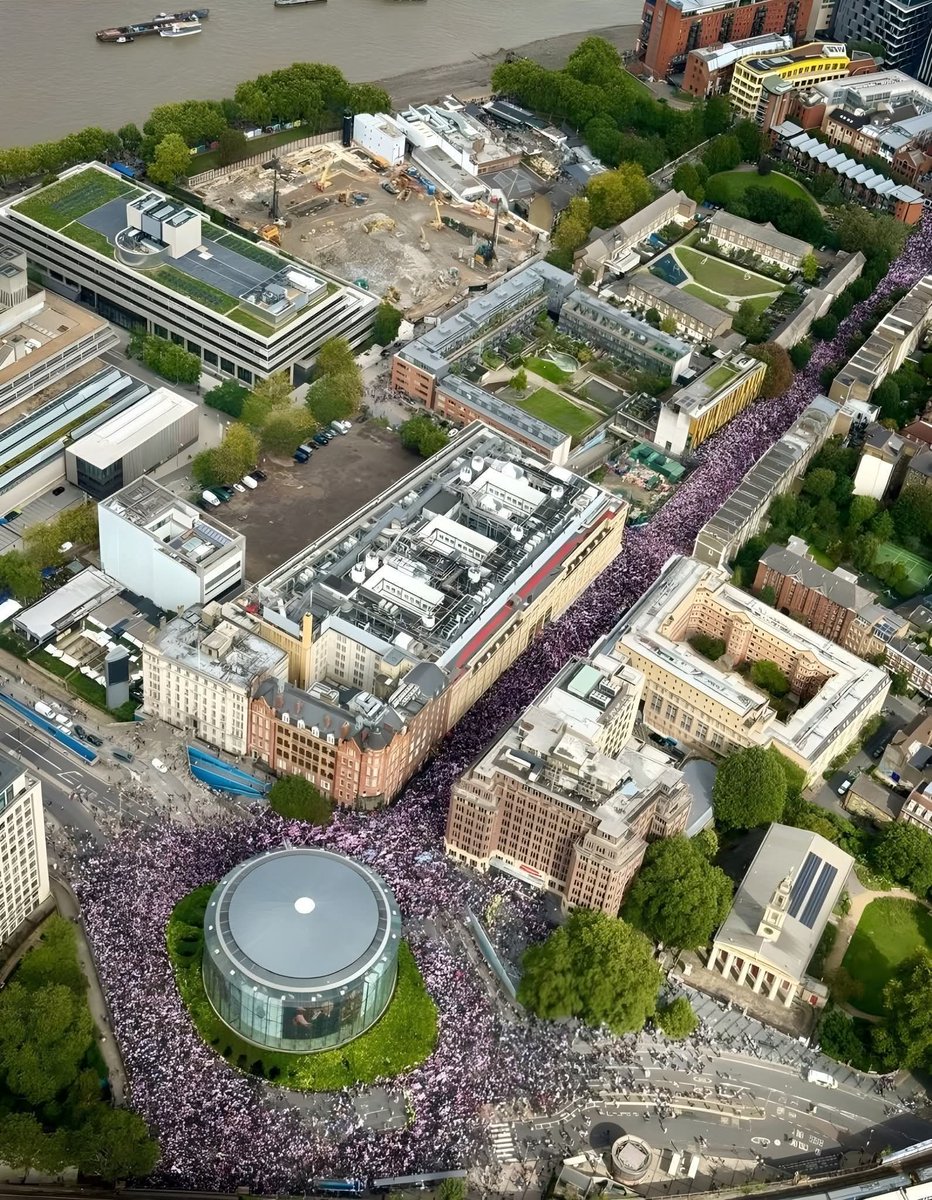 How many are in this picture?

100k?

Or over?

🇬🇧