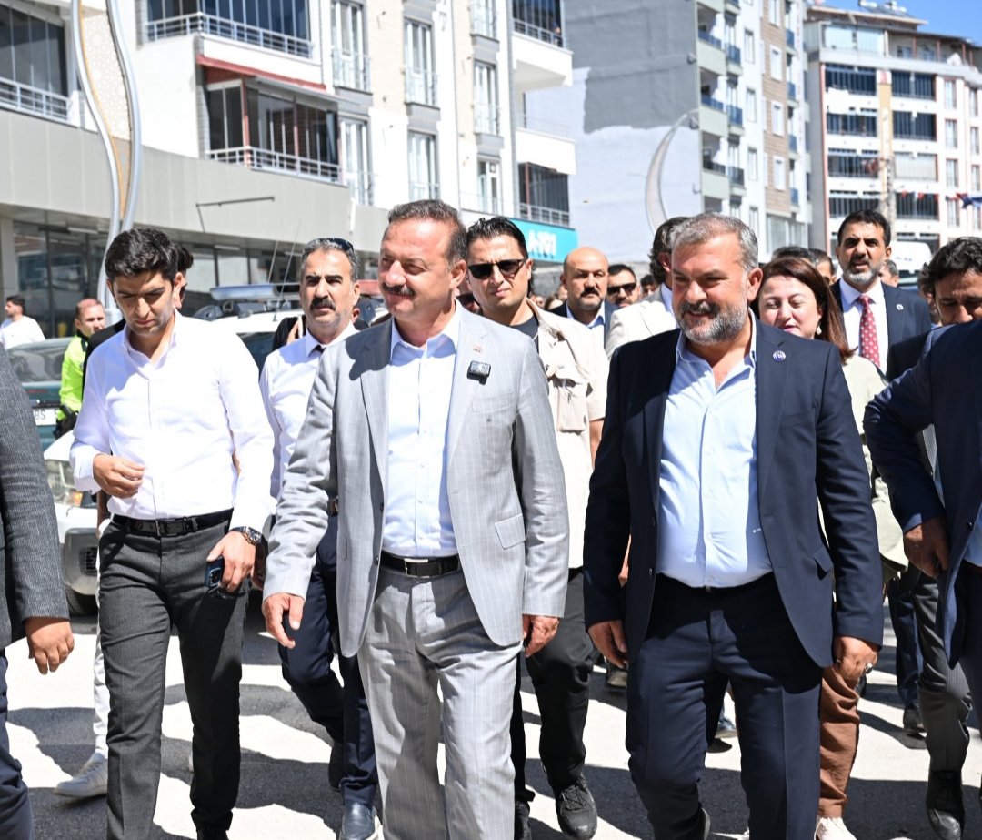 Herşey aslına rücü eder,
İt itle beraberdir kurt kurtla...
<a href="/anahtarparti/">Anahtar Parti</a> <a href="/yavuzagiraliog/">Yavuz Ağıralioğlu</a>