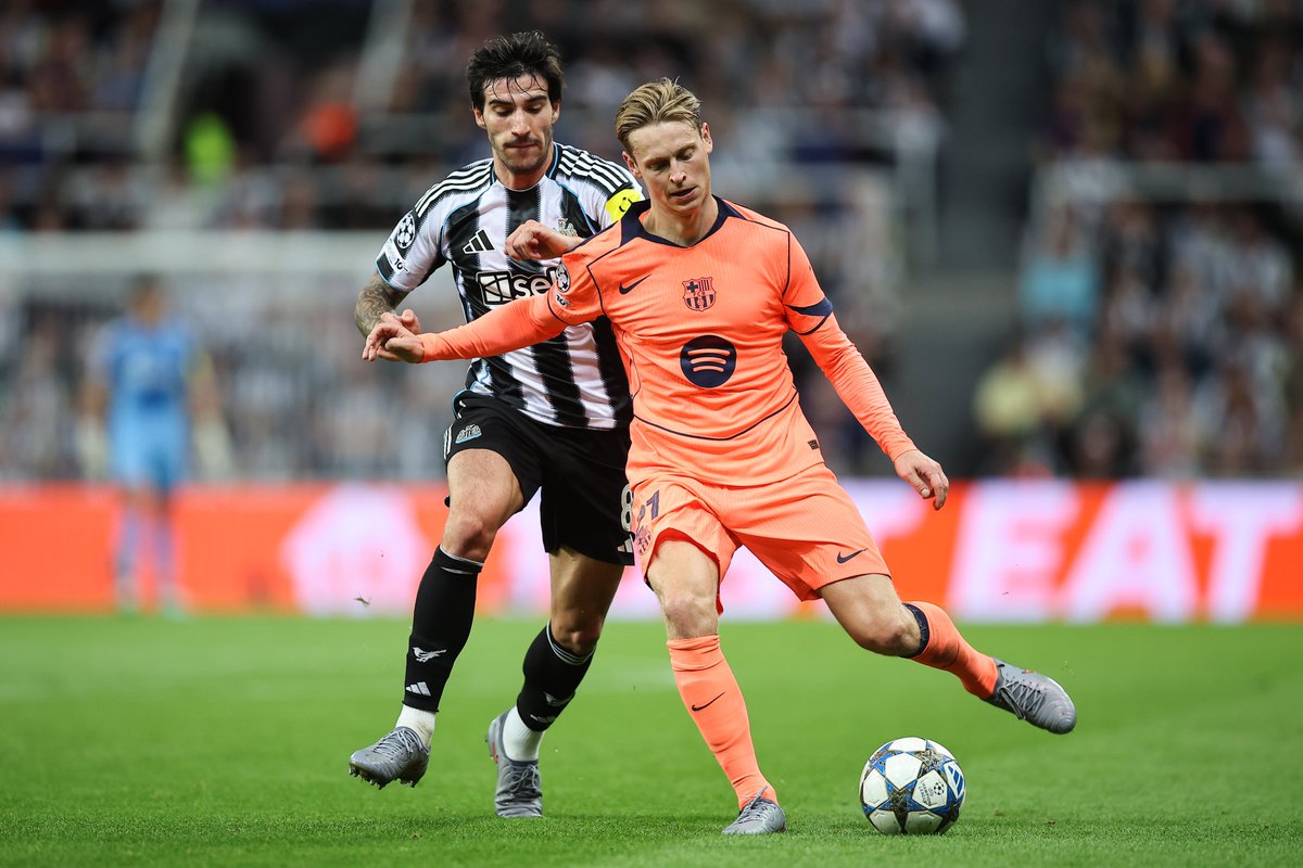 lapausa_fc's tweet image. #FCB Frenkie de Jong v Newcastle:

86/87 total passes (98.9%)
38/38 under high-intensity pressure (100%)

Seems pretty improbable that an opposition midfielder can play a game that lasted 101:25 in those conditions and leave with those numbers... special player.