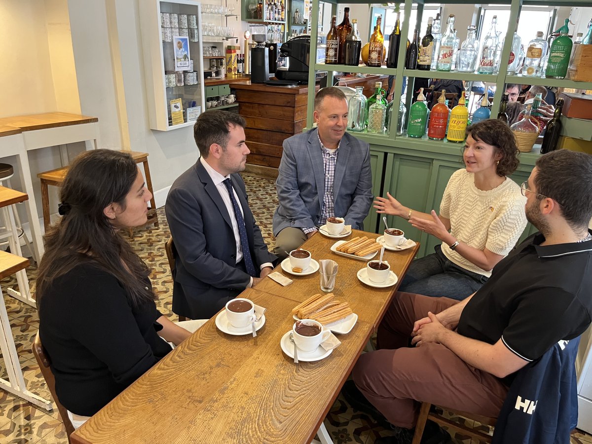 📍🍫Ferrol | 🇺🇸🤝🇪🇸 En 1779, John Adams —futuro presidente y padre fundador— recaló en Ferrol tras una tormenta. Allí escribió: “el chocolate español responde a la fama que ha adquirido en el mundo”.
Dos siglos después, siguiendo los pasos de Adams, la Encargada de Negocios Rian