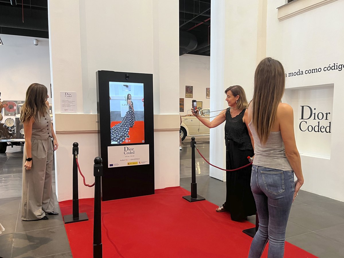𝐃𝐈𝐎𝐑 𝐂𝐎𝐃𝐄𝐃
El <a href="/MuseoAutomovilM/">Museo del Automóvil y la Moda de Málaga</a> inaugura la muestra '𝐃𝐢𝐨𝐫 𝐂𝐨𝐝𝐞𝐝', la nueva experiencia digital con piezas icónicas de la colección.
Colaboran: Onversed y fundación EOI.

Más información en nuestro blog ⬇️:

museoautomovilmoda.com/dior-coded-la-…