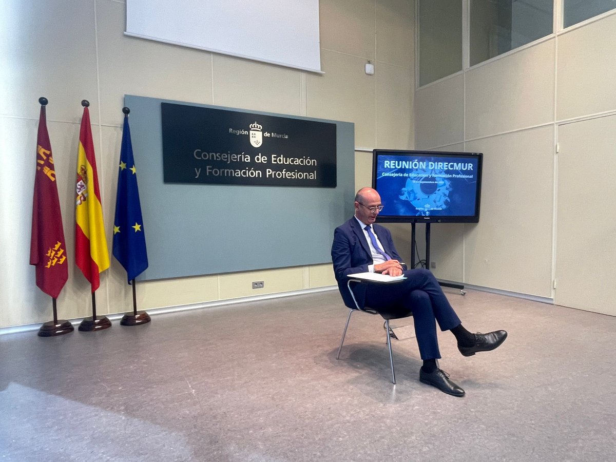 direcmur's tweet photo. 📚 Casi medio centenar de directores y directoras de Direcmur se han reunido con el consejero de Educación, Víctor Marín @educarm, para abordar el inicio del curso escolar en la Región de Murcia y los principales retos educativos. https://t.co/5zPSD9eVVi
