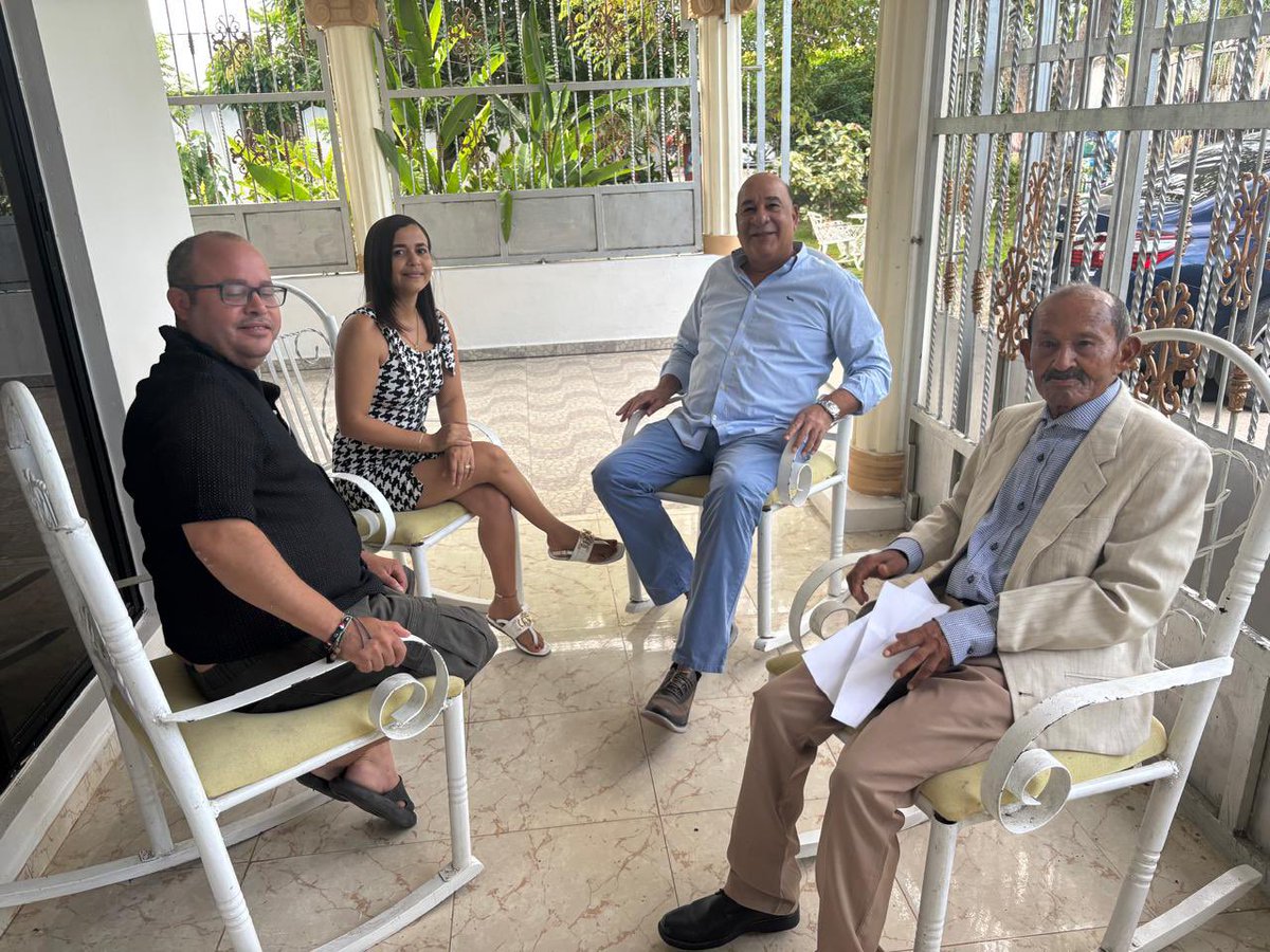 En la mañana de hoy estuvimos en la residencia de la familia Zorrilla, en Los Limones afuera, Villa Tapia, en el marco de un conjunto de visitas al sector agropecuario de mi provincia Hermanas Mirabal. Afrontemos juntos los desafíos del presente y confiemos en un mejor porvenir.