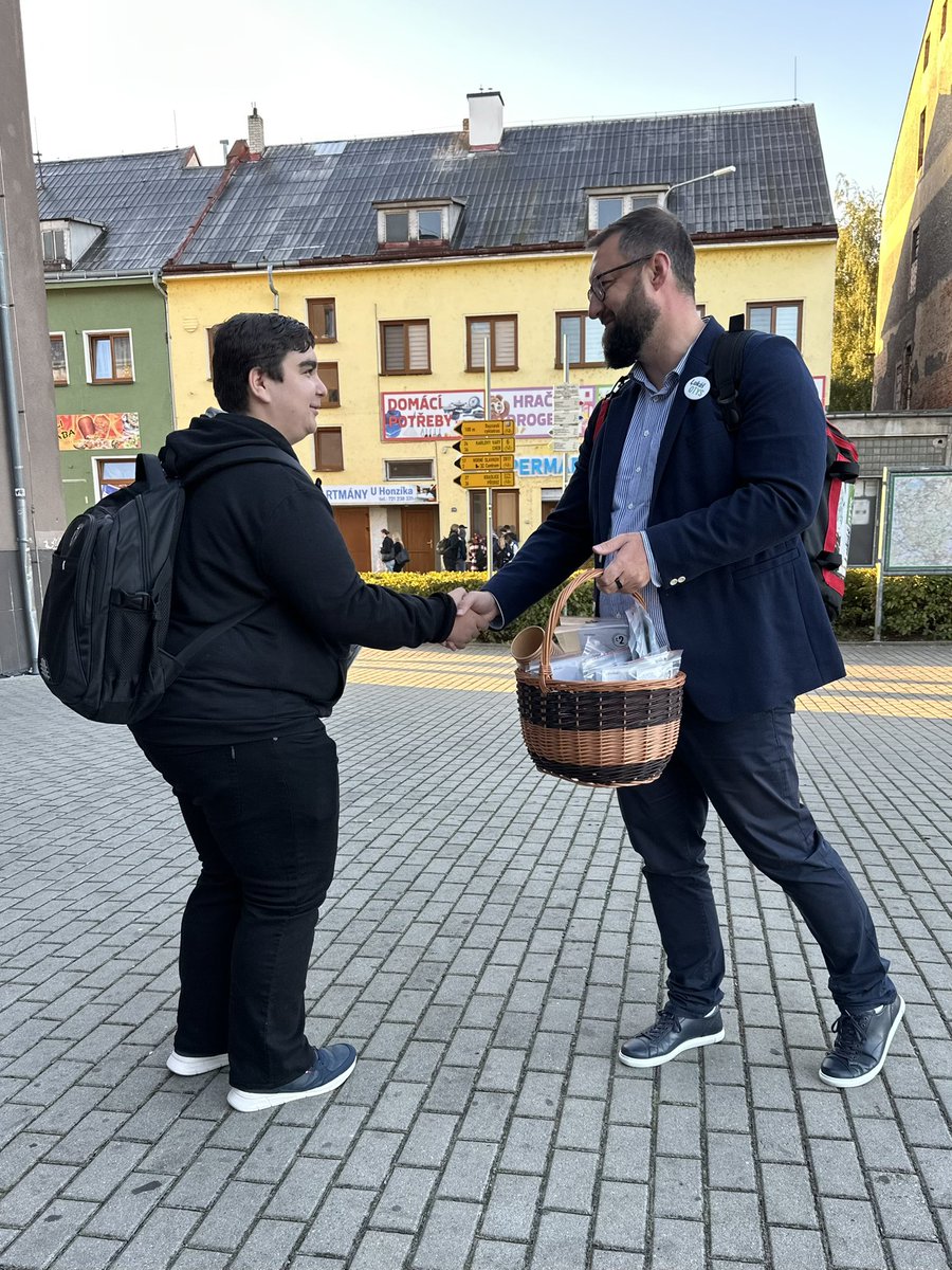 Dnes nás na nádraží v Sokolově vítalo krásné sluníčko 🌞. Musel jsem se omluvit, že jsem dorazil o čtvrt hodiny později – včera jsme totiž v Praze zahajovali horkou fázi kampaně a přespal jsem tam. A ráno mě čekalo nemilé překvapení: vykradené auto a ukradená dvě moje oblíbená
