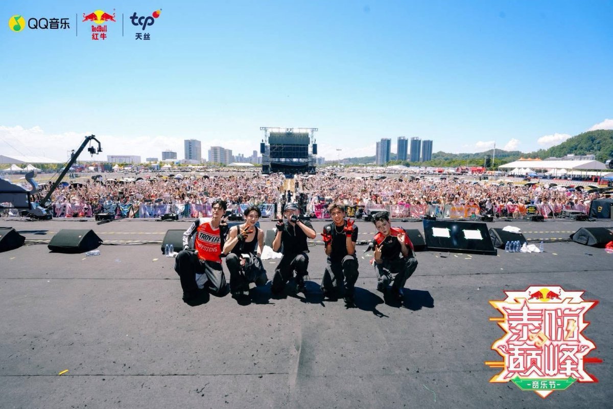 AllNews_th's tweet photo. "ทัพศิลปินไทยบุกกวางโจว! ระเบิดโชว์สุดมันส์ในงาน ‘Very Thai - Dian Feng Music Festival 2025’ โดยเรดบูล ภายใต้กลุ่มธุรกิจ TCP"
#NexT1DE #PERSES_TH
#FHERO #SKAIISYOURGOD
#TCPRedBull #大展鸿图
#BlueprintSupreme
#BruprintSupreme_中国泰国Remix
#VeryThaiDianfengMusicFestival
🔗 https://t.co/kgdyHTzult
กลุ่มธุรกิจ TCP สร้างปรากฏการณ์ครั้งใหญ่กับงาน “Very Thai - Dian Feng Music Festival 2025” มหกรรมดนตรีและวัฒนธรรมร่วมสมัยที่จัดต่อเนื่องเป็นปีที่ 3 ขนทัพ 19 ศิลปินแถวหน้าทั้งจากไทย–จีนมาร่วมปลุกพลังความสนุกและถ่ายทอดเสน่ห์ความเป็นไทยผ่านการแสดงศิลปวัฒนธรรม อันตระการตา งานจัดขึ้นระหว่างวันที่ 13–14 กันยายน 2568 ณ เขตหนานซา นครกวางโจว ต้อนรับผู้ชมกว่า 60,000 คน ในบรรยากาศสุดคึกคักผสานพลังดนตรี อาหาร และวัฒนธรรมไทย–จีนเข้าไว้ด้วยกันอย่างกลมกลืน พร้อมทั้งร่วมฉลองโอกาสครบรอบ 50 ปี ความสัมพันธ์ทางการทูตไทย–จีน และตอกย้ำบทบาทของ TCP ในฐานะผู้นำอุตสาหกรรมเครื่องดื่มให้พลังงาน กับแบรนด์ “เรดบูล” แบรนด์ไทยที่ครองใจผู้บริโภคชาวจีนมากว่า 30 ปี
เรดบูลเสิร์ฟศิลปินชั้นนำระดับประเทศของไทย-จีนให้ได้สัมผัสอย่างใกล้ชิด
งาน “Very Thai - Dian Feng Music Festival 2025” ยังคงสานต่อประสบการณ์แห่งดนตรีและวัฒนธรรมอย่างต่อเนื่อง ปีนี้ได้รวม 19 ศิลปินไทยและจีนมาประชันบนเวทีริมสายน้ำ ท่ามกลางบรรยากาศที่ผสานธรรมชาติและความสนุกตลอด 2 วัน สำหรับประเทศไทยได้ส่ง 4 ศิลปินอันโด่งดัง ได้แก่ NexT1DE บอยกรุ๊ปน้องใหม่กับความสามารถอันหลากหลายจากรายการเซอร์ไววัลชื่อดังระดับเอเชียอย่าง CHUANG ASIA SEASON 2 ที่มีสมาชิกชาวไทยถึง 2 คน, Perses บอยกรุ๊ปไทย ศิลปินกลุ่มแรกที่จะโชว์ความสามารถทั้งร้องทั้งเต้นเปิดงานให้สะเทือนวงการ T-Pop, Tilly Birds วงดนตรีรุ่นใหม่ที่โดดเด่นทั้งเอกลักษณ์และฝีมือทางดนตรี จนกลายเป็นหนึ่งในศิลปินขวัญใจคนรุ่นใหม่ และพิเศษสุด ๆ กับการ คอลแลบบทเพลงระหว่าง กอล์ฟ ฟักกลิ้งฮีโร่ แร็ปเปอร์และโปรดิวเซอร์ชื่อดังของไทย กับ SKAI ISYOURGOD แร็ปเปอร์สายอินดี้ขวัญใจคนรุ่นใหม่ของจีน ผ่านเพลงฮิตติดหูอย่าง “Blueprint Supreme” เวอร์ชันพิเศษที่มีเนื้อเพลงไทยในท่อนฮุก เพื่อเฉลิมฉลองครบรอบ 50 ปี ความสัมพันธ์ไทย–จีน เสริมทัพด้วยศิลปินจีนอีกกว่า 15 ศิลปิน ที่ร่วมสร้างความบันเทิงให้ผู้ชมอย่างต่อเนื่อง
มอบประสบการณ์สุดยิ่งใหญ่บนพื้นที่ยุทธศาสตร์แห่งอนาคต ตอกย้ำบทบาทผู้นำและผู้บุกเบิกของกลุ่มธุรกิจ TCP ในการสร้างสรรค์งานมหกรรมระดับสากล
งานมหกรรมในครั้งนี้จัดขึ้นอย่างยิ่งใหญ่กว่าปีที่ผ่านมา ด้วยการขยายพื้นที่รองรับผู้ร่วมงานกว่า 60,000 คน บนพื้นที่กว้างเทียบเท่าสนามฟุตบอลกว่า 20 สนาม ณ เขตเศรษฐกิจพิเศษอ่าวกวางตุ้ง-ฮ่องกง-มาเก๊า (Greater Bay Area หรือ GBA) นครกวางโจว เมืองสำคัญทางใต้ของจีนที่มีทั้งเอกลักษณ์ ความเป็นสากล และความสัมพันธ์อันดีกับไทย
ทำให้กวางโจวเหมาะอย่างยิ่งในการเป็นเวทีแลกเปลี่ยนวัฒนธรรม และตอกย้ำภาพลักษณ์ของกลุ่มธุรกิจ TCP ในฐานะ “ผู้บุกเบิก” พื้นที่ที่กำลังก้าวเป็นแลนด์มาร์กแห่งใหม่ของจีน เช่นเดียวกับ “เรดบูล” ในฐานะผู้บุกเบิกเครื่องดื่มให้พลังงานในจีน
