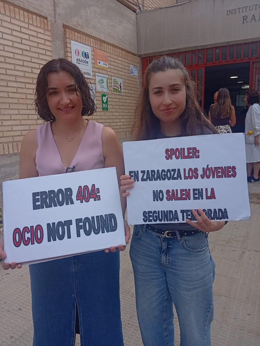 El IES Pignatelli se moviliza en defensa de su zona joven y en apoyo a nuestra compañera Cristina. 
Por un ocio de calidad para nuestro alumnado.
No al cierre de las zonas jóvenes 
No al recorte en los PIEEs
Acude a la manifestación el sábado a las 18:30
<a href="/soszonasjovenes/">JOVENES ZGZ</a>