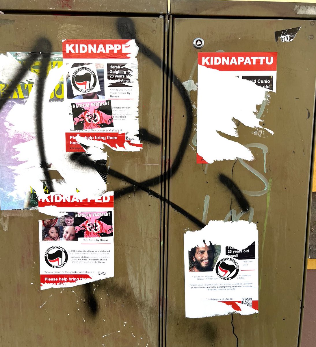 Milloin oikeasti ymmärsin, että Antifa on itse rasistinen, antisemitistinen ja itse natseja?
Kun he liimasivat omia ”fasisteja, natseja, rasismia - vastaan” tarroja juutalaisten panttivankien kuvien päälle — kutsumalla _juutalaisia_ natseiksi ja fasisteiksi.