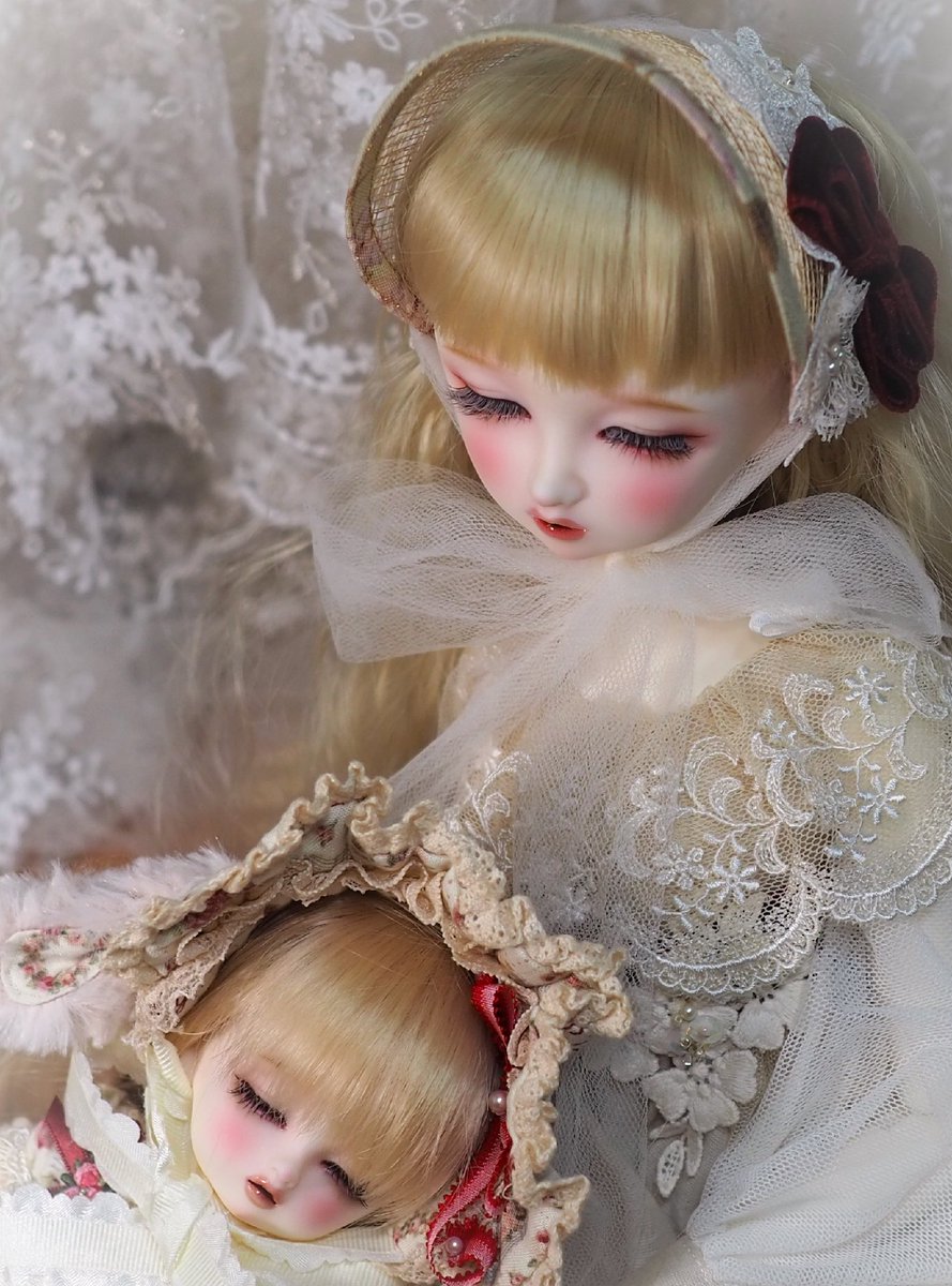 幼眠ウナと眠ウナは過去と未来の姿のアネラちゃんなので、姉妹では無く同一人物です
美しいメイクはどちらもお友達のきゃっちさん
#きゃっちメイク #SDウナ