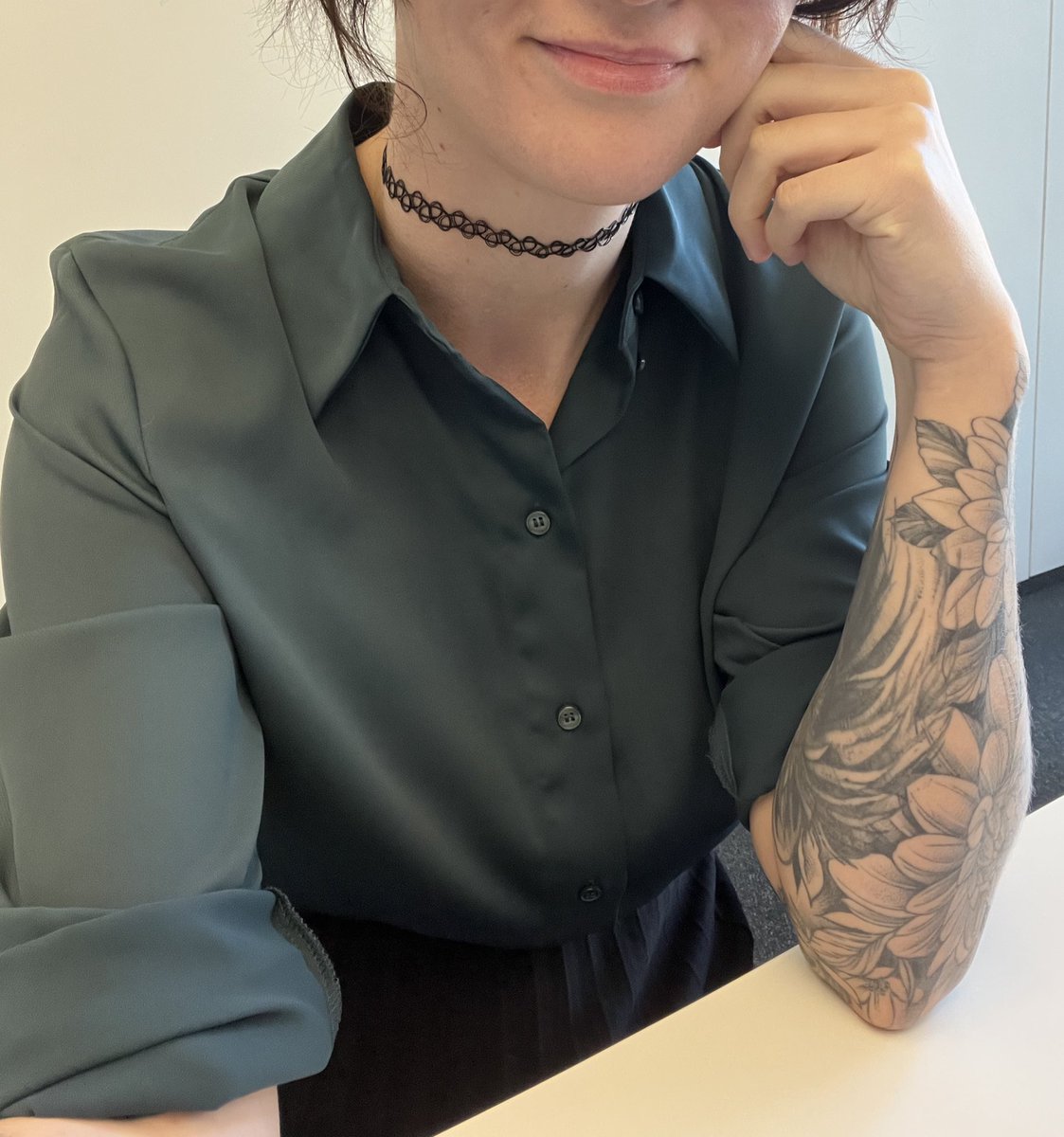 Another day, another office look 🖤💚