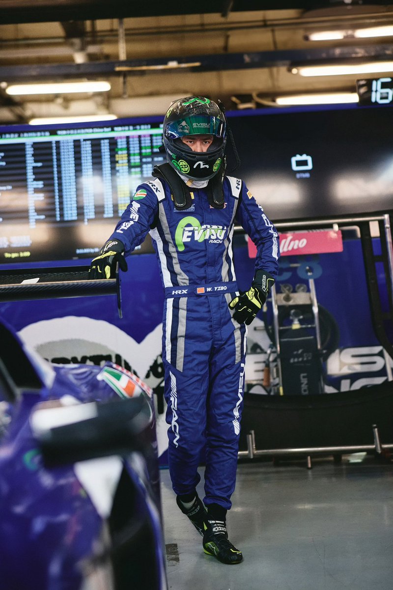 MookiieBear's tweet image. เท้าเอวหล่อของแทร่เลย จะเครซี่