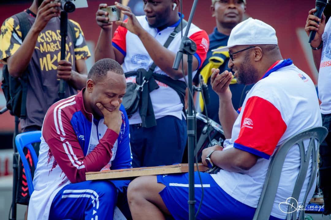 Que dire de quelqu’un qui te prend alors que tu n’as que 24 ans et sors fraîchement de l’université, qui te forme, te suis au quotidien, te donne les clés du métier en t’imposant une rigueur que beaucoup ne supporteraient jamais, simplement parce qu’il veut que tu sois meilleur,