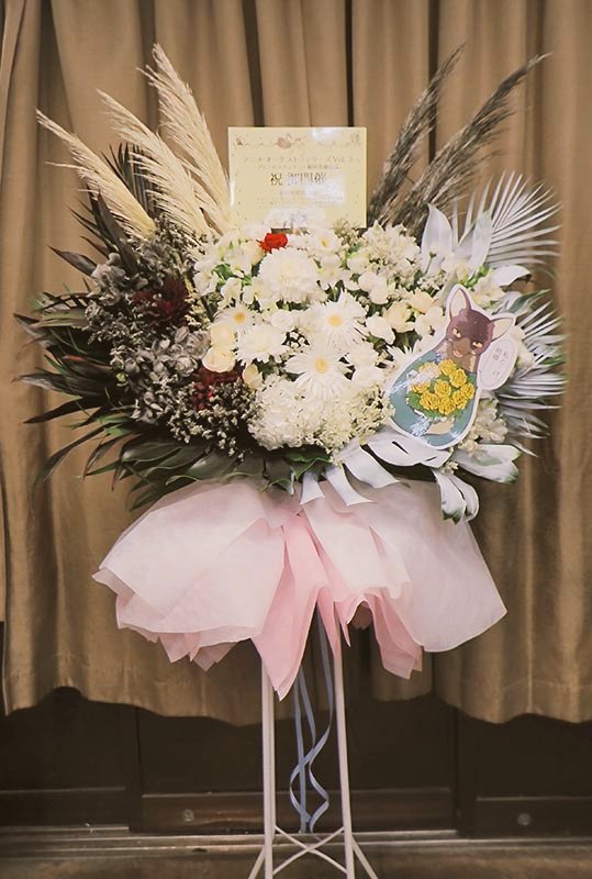 Manonthesecond's tweet image. #アニオケ 最高でした。本当にありがとうございました。生きていてよかったです。

東京と西宮で、猫先生の抱えている花束がちょっと違うのです。
東京はミッターマイヤーの求婚の花束、西宮はラインハルトの求婚の花束をイメージしました。

#ptutu #銀河英雄伝説