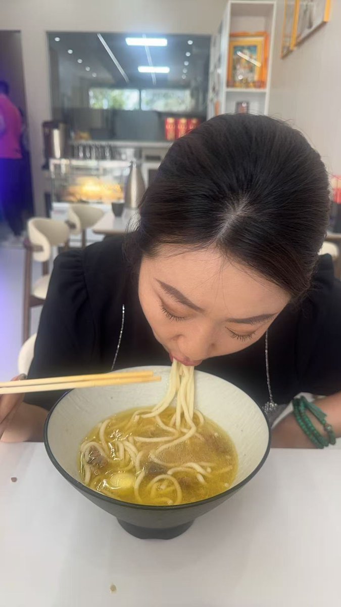 Энэ шөлтэй гулир ёстой чих огтлоод мэдэхгүйнээ