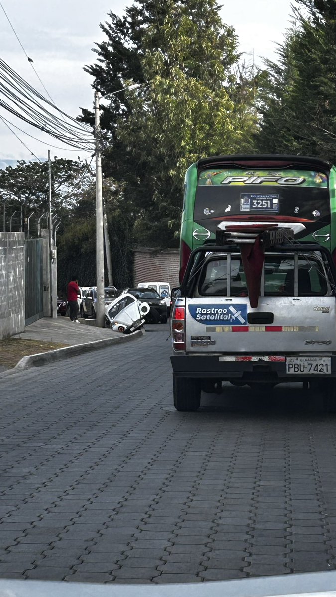 LuciaF81C's tweet photo. @AMT_Quito calle los conquistadores paralela la interoce��nica Puembo) https://t.co/5D6FHk3qHN