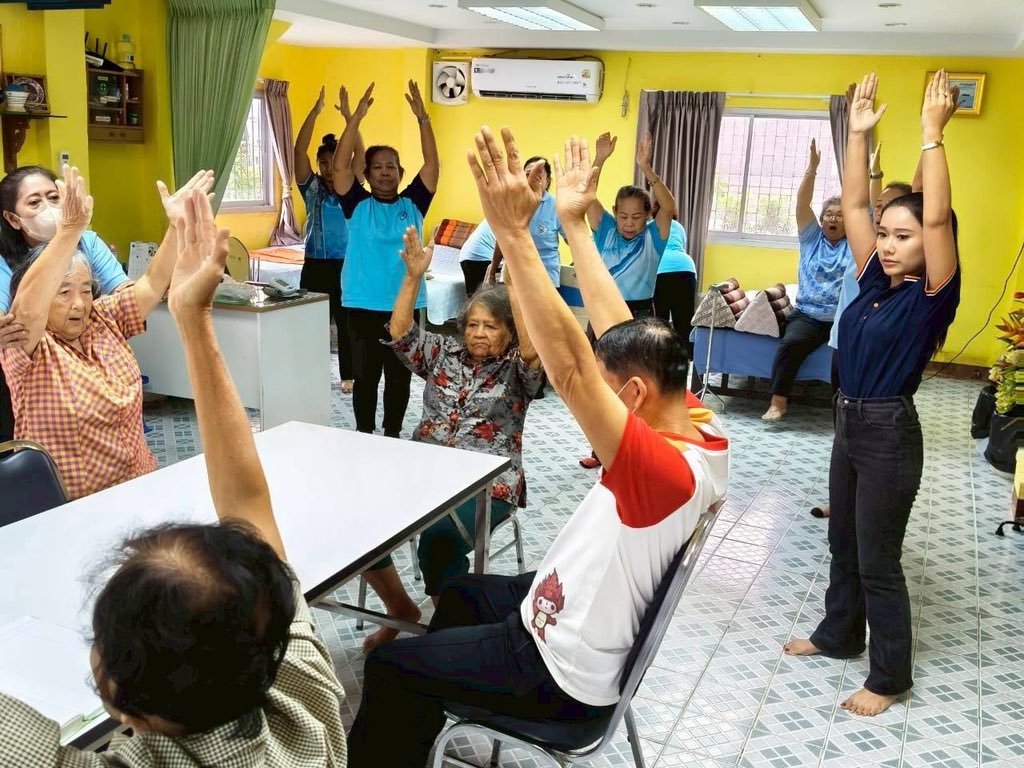 วันนี้ : ร่วมกับนักกายภาพ และ Care Giver เทศบาลตำบลบางสีทอง นำรถไปรับผู้สูงอายุมาทำกายภาพเพื่อฟิ้นฟูสภาพร่างกาย ภายในศูนย์ฟื้นฟูสมรรถภาพผู้สูงอายุในชุมชนเทศบาลตำบลบางสีทองศูนย์วัดรวก 19.09.68