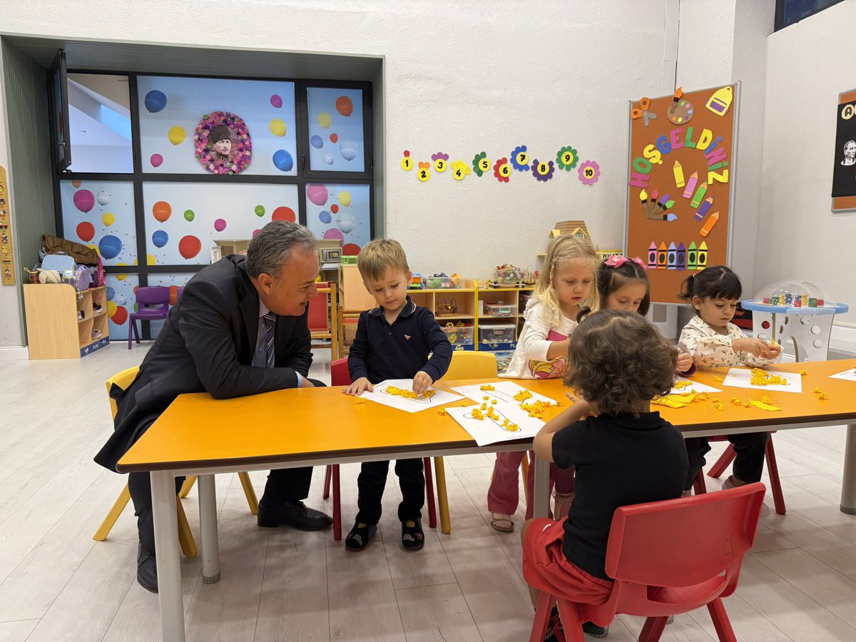 Sayın Valimiz Davut Gül öncülüğünde başlatılan “Anaokulum Bahçemde” projesi kapsamında West Side sitesinde açtığımız anaokulumuzu ziyaret ettik, site yönetimi, veliler ve çocuklar ile sohbet ettik.
<a href="/gul_davut/">Davut GÜL</a> 
<a href="/TC_istanbul/">TC İstanbul Valiliği</a>