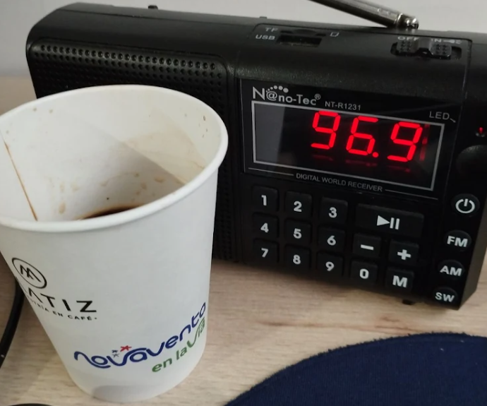 luiferpena's tweet photo. Buuenisiimos diiiiasss, con la mejor combinacion, un cafe y escuchando el mejor equipo de la #Radio @RadioPlaneta969 . Les deseo un feliz dia y listo para escuchar la mejor musica todo pq hoy es viernes de #wepa https://t.co/cE53GCU0mU