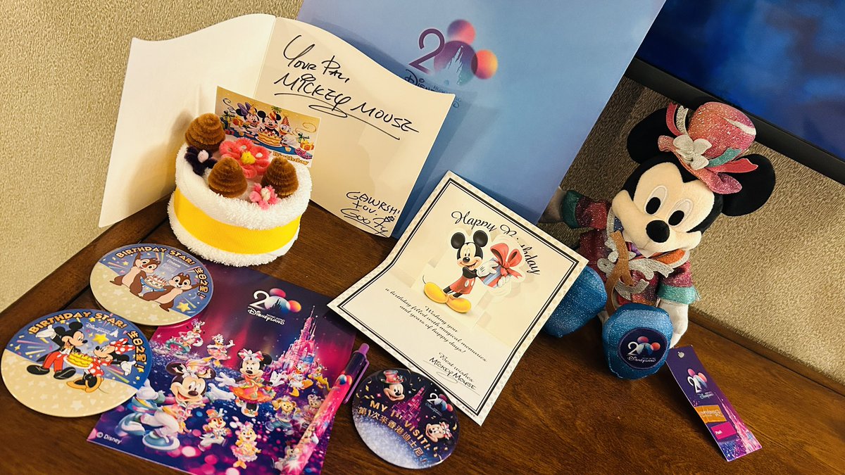 Miku__Mickey's tweet photo. エクスプローラーズ・ロッジに3泊4日おせわになります！
エンチャから帰ってきたらお部屋にタオルケーキあった🎂
エンチャでのお土産もサイン付きで素敵♡

#MIKU__Mickey202509HKDL https://t.co/vh2asMr1BY