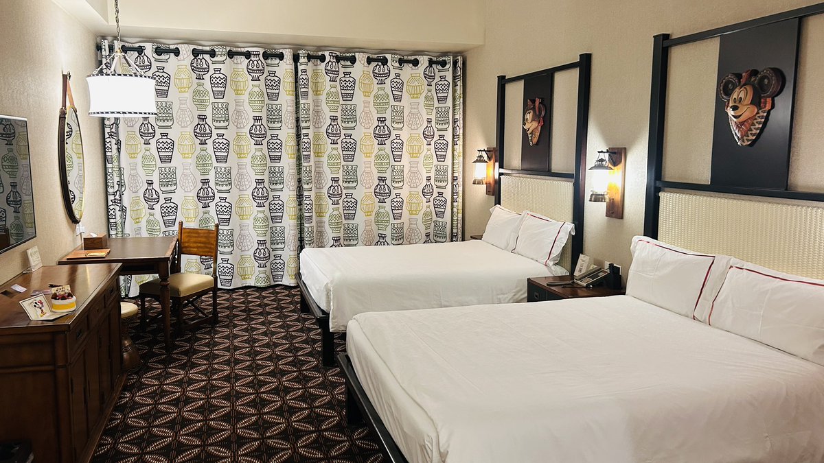 Miku__Mickey's tweet photo. エクスプローラーズ・ロッジに3泊4日おせわになります！
エンチャから帰ってきたらお部屋にタオルケーキあった🎂
エンチャでのお土産もサイン付きで素敵♡

#MIKU__Mickey202509HKDL https://t.co/vh2asMr1BY