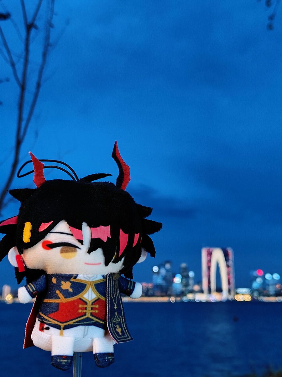 Nicky06501654's tweet photo. Enjoy the blue hour with mipuppet👹🌃💙
#VoxAkuma https://t.co/jOeu1DI6VC
