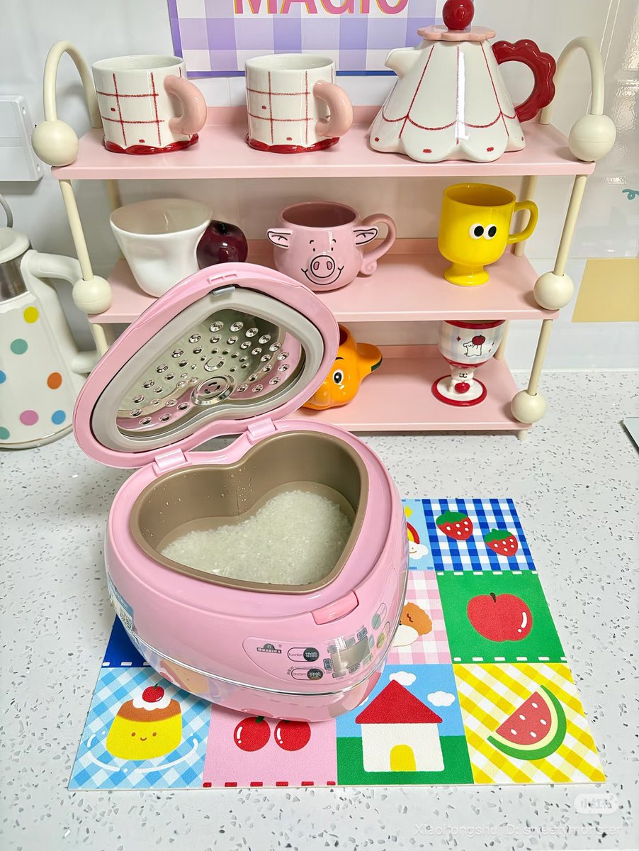 girlboss tweet media