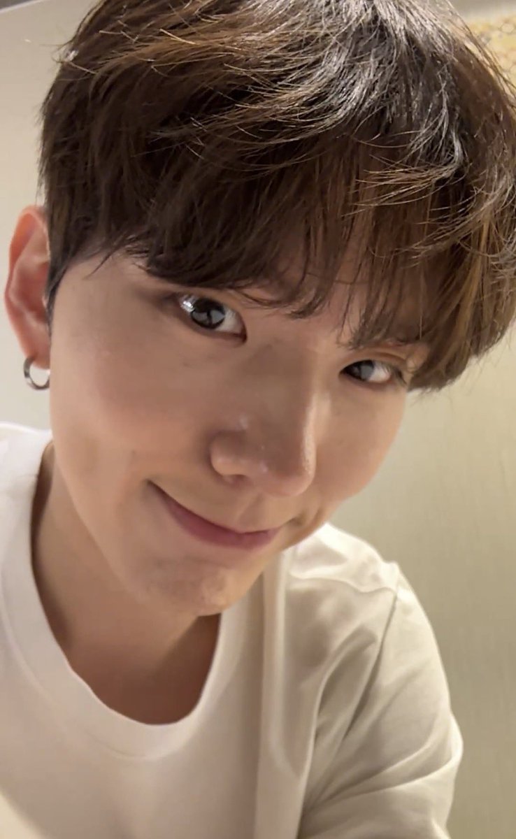 Sotkrg's tweet image. 250919 기현 얼굴 ..........🧎🧎‍♀️🧎‍♂️