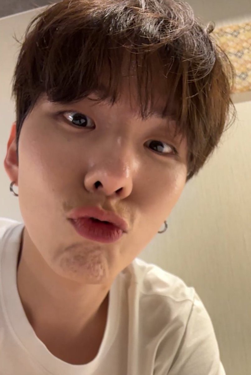 Sotkrg's tweet image. 250919 기현 얼굴 ..........🧎🧎‍♀️🧎‍♂️