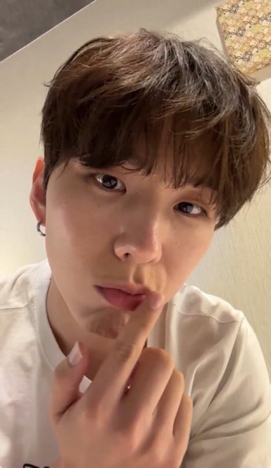 Sotkrg's tweet image. 250919 기현 얼굴 ..........🧎🧎‍♀️🧎‍♂️