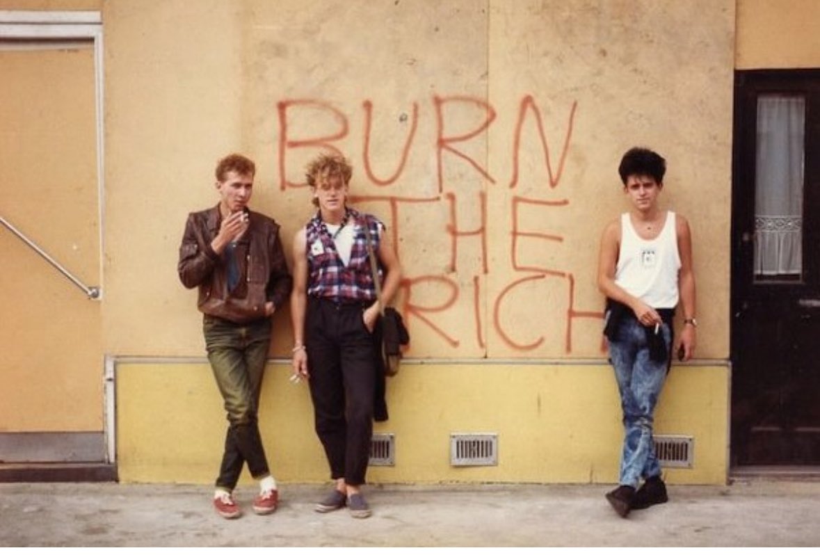 The UK in the early 80s.

I’m launching a cycle of classes exploring different aspects of British culture in English. At the Palacio Barolo, one Saturday morning a month.

10th October  - British music 🎸
15th November - British food 🍴
13th December  - British regional accents