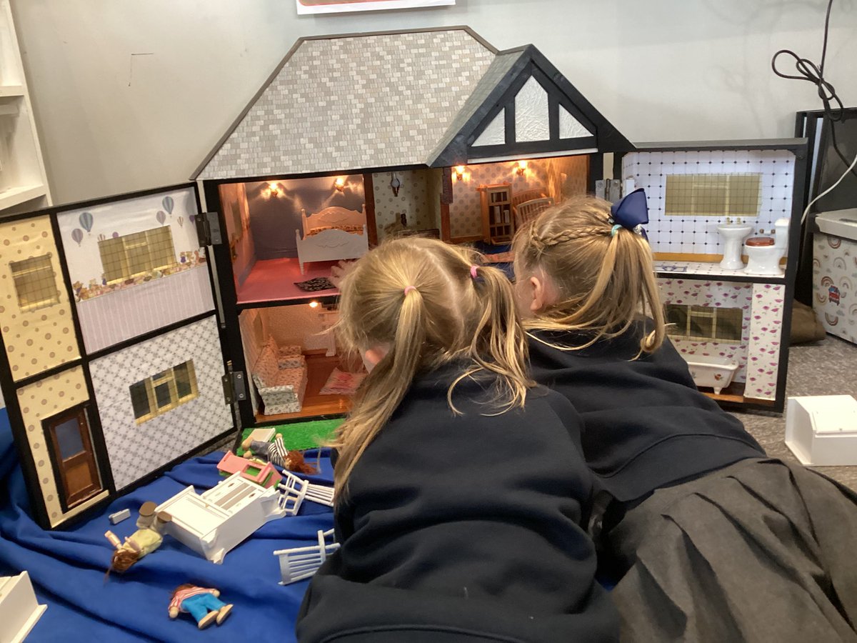 We have had a very generous donation of a beautiful Dolls House which Hedgehog Class have enjoyed using this afternoon ✨<a href="/MrsPBooth/">Mrs Booth</a> <a href="/PoppyfieldSch/">Poppyfield Primary Academy</a> <a href="/PoppyfieldHead/">R. Scordis</a>