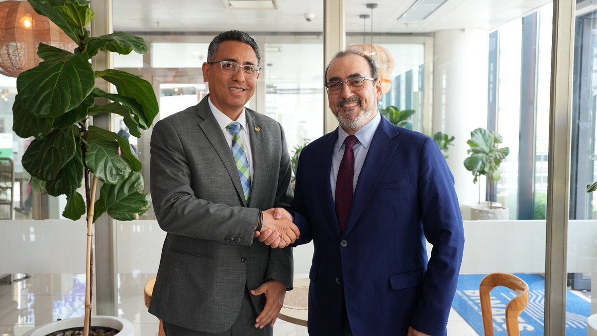 En el marco de la presentación del #RedCAF2025 sobre gobiernos locales y regionales, el presidente ejecutivo de CAF, <a href="/sergiodigra/">Sergio DiazGranados</a>, se reunió con el ministro de <a href="/HaciendaSV/">Ministerio de Hacienda</a>, <a href="/JersonPosadaSV/">Jerson Posada</a>.

Durante el encuentro se revisaron los proyectos en curso en el país y se identificaron