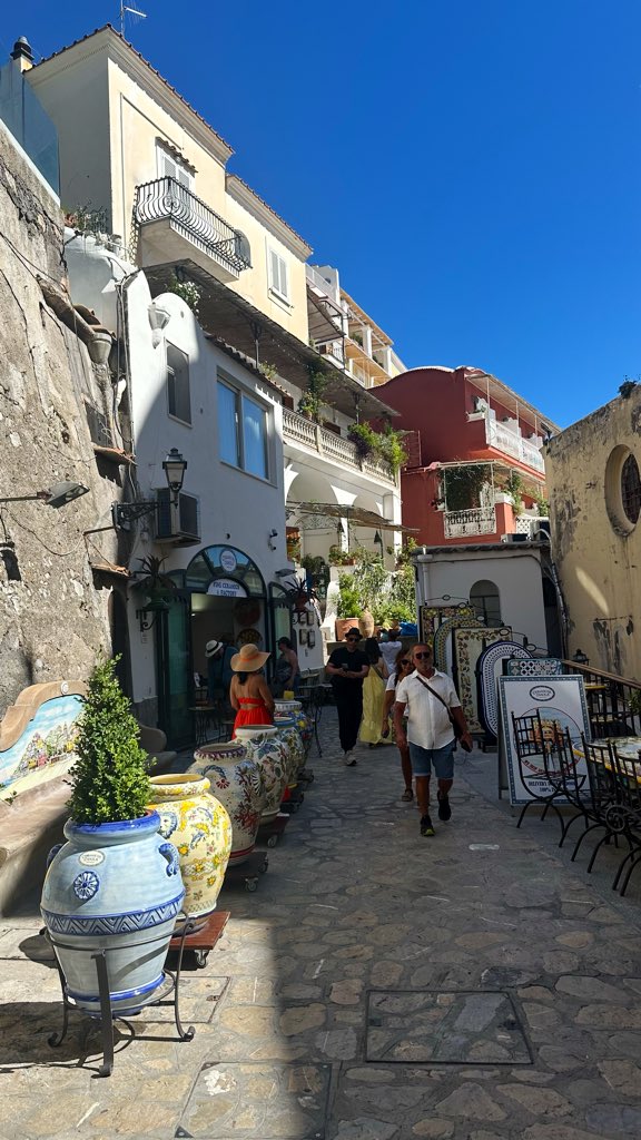 Si, muy lindo Positano pero -como el resto de la zona- se disfruta solamente siendo rico, al menos en esta época del año. De otro modo, hormigas en una caja de fósforos. Todo por culpa de los yanquis y de ustedes, que usan redes basadas en imágenes como estas.