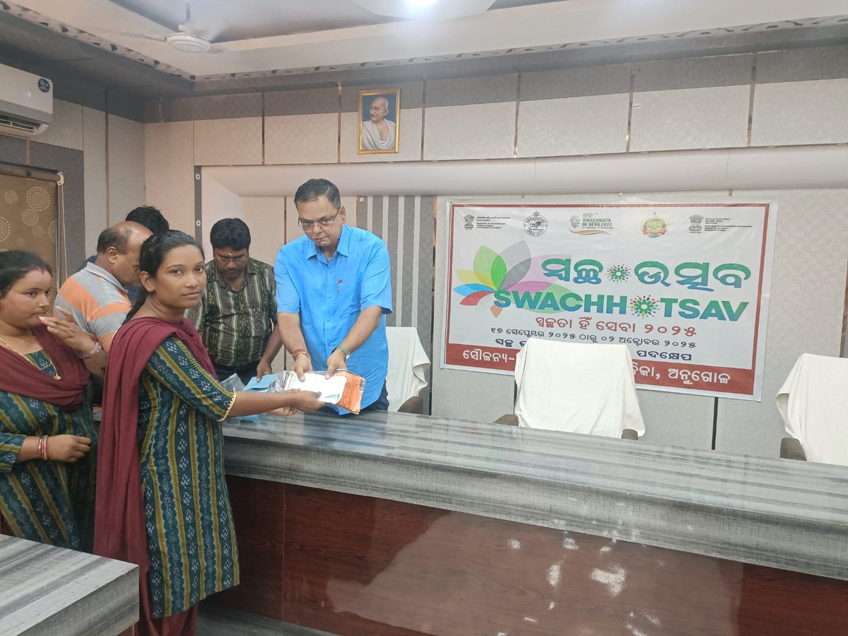 angulmun's tweet photo. Providing PPE kits to all BoV drivers of Angul Municipality on the eve of #Swachotsav #SwachhataHiSeva2025 #SHS2025 @SwachhBharatGov @MoHUA_India @HUDDeptOdisha @CMO_Odisha @angul_dm https://t.co/3rIgtDsau7