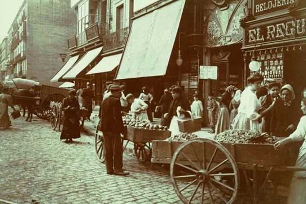 Barcelona, cap a 1908.
Venda ambulant a la Rambla, al costat de la Boqueria. 
📷 AFB / F. Ballell