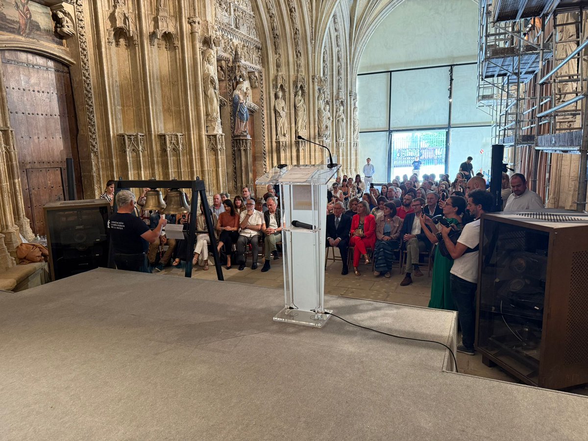 Gaur <a href="/alzheimeraraba/">AFARABA</a> lagundu dugu #AlzheimerMundukoEguna dela eta egindako ekitaldian.

🧑‍⚕️ Bertan izan dira gure psikologoa, Laura Moreno, eta fisioterapeuta, Mikel Martiola.

💜 AFARABAko lehendakariak manifestua irakurri du eta kanpaiak jo dira.

#Psikogeriatria #Alzheimer