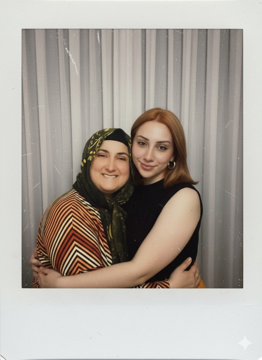 günlerce bu resme ağladım, acaba gerçek olsaydı nasıl olurdu diye düşünmekten kafayı yedim belki de ama şunu biliyorum ki buralarda bir yerlerden gülümseyerek izliyorsun bizi 🥹❤️