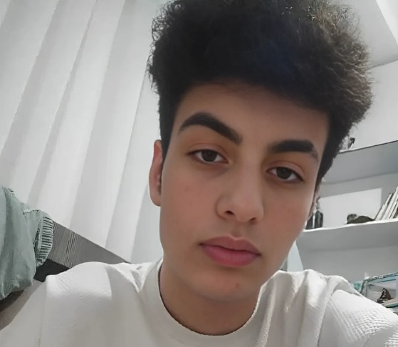 Ilya Zarei, adolescent de 17 ans originaire de Parsabad Moghan, a été arrêté le 5 septembre 2025, puis de nouveau le 10 septembre à Qeshm sous l’accusation fabriquée de « passage illégal de frontière ». Soumis à de graves tortures physiques et psychologiques, il a subi des crises
